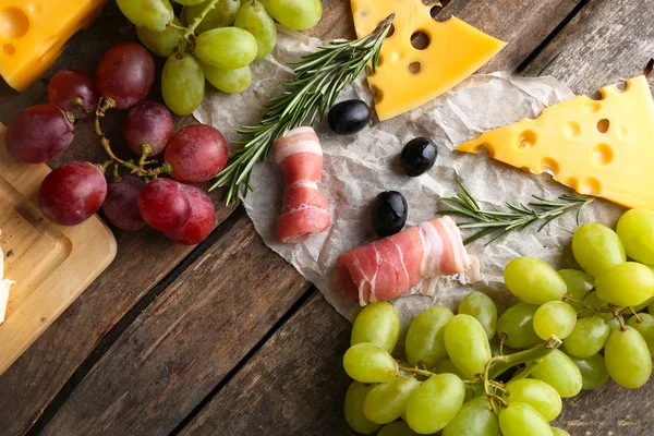 Käse und Snacks, flache Lage — Stockfoto