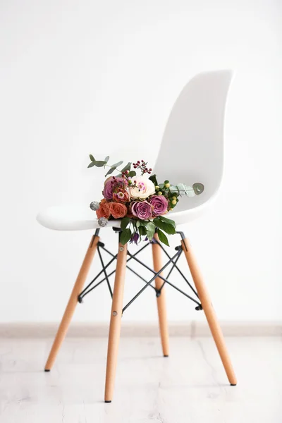 Bouquet of roses on a white chair — Stock Photo, Image