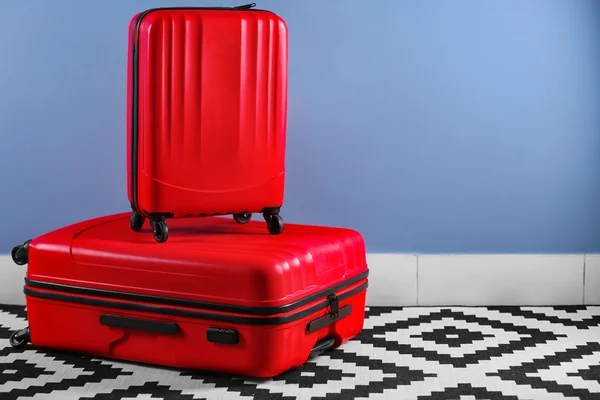 Verschiedene Koffer stehen auf dem Boden — Stockfoto