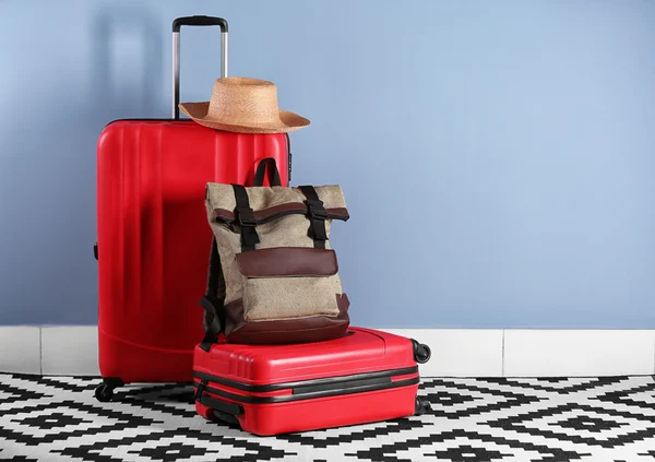 床の上に立って別のスーツケース — ストック写真