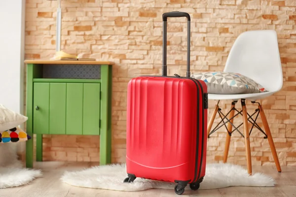 Modern piros bőrönd — Stock Fotó