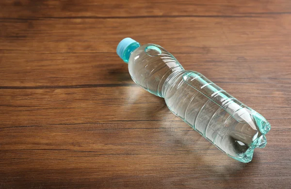 Butelkowanej wody na stole — Zdjęcie stockowe