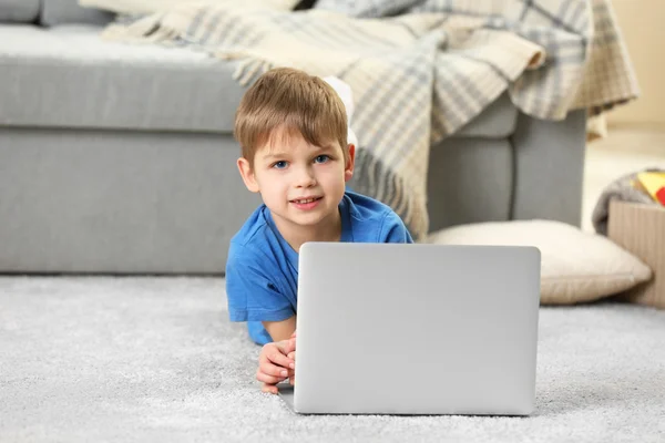 Lille dreng ved hjælp af laptop - Stock-foto
