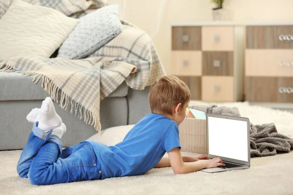 Menino usando laptop — Fotografia de Stock