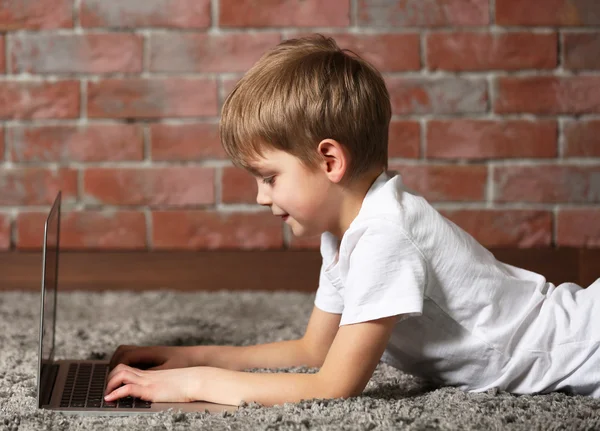 Niño pequeño usando portátil —  Fotos de Stock