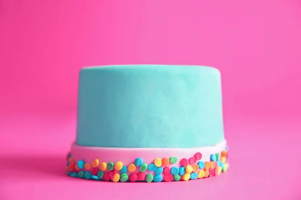 振りかけると誕生日ケーキ — ストック写真