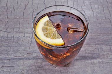 Buzlu bir bardak kola. 