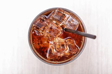 Buzlu bir bardak kola. 