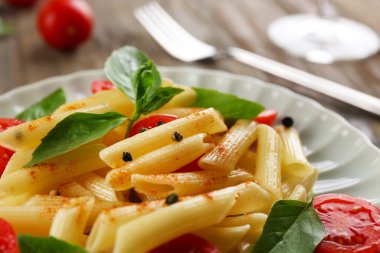 domates ve fesleğen yaprakları ile makarna