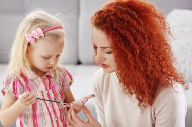 Anne ve kızı Paskalya yumurtaları dekorasyon