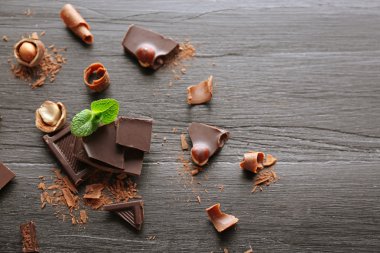 Fındık ve taze min çikolata parçaları