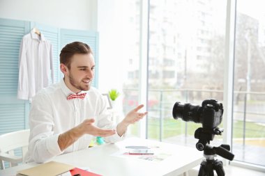 erkek blogger video evde kayıt