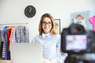 Genç kadın blogger