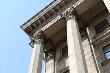 eski bir bina sütunlar