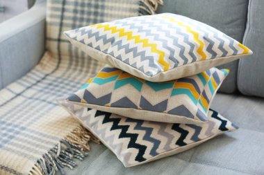 Kanepede şık yastık