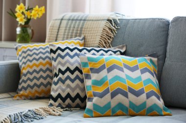 Kanepede şık yastık