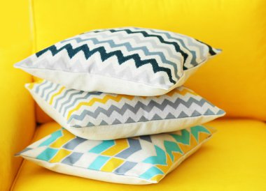 Şık yastık yığını