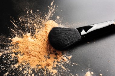 Makyaj fırça ile kozmetik toz