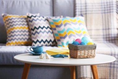 İç kanepe ve tablo ile