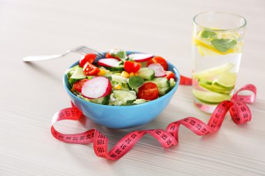 Taze vejetaryen salata ve cam