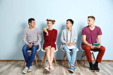 Grup insan kapalı görüşme için bekliyor
