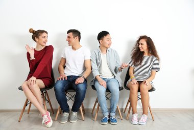 Grup insan kapalı görüşme için bekliyor