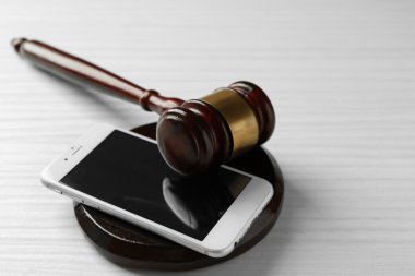 Tokmak ve arka plan üzerinde smartphone