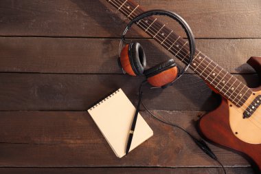 Defter ve kulaklık ile gitar
