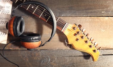 Gitar ve kulaklık yakın çekim