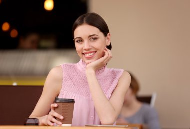 Genç bayan kahve içiyor.