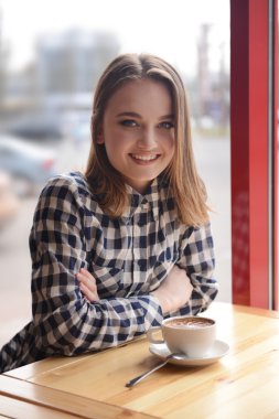 Kahve ile genç güzel kadın 