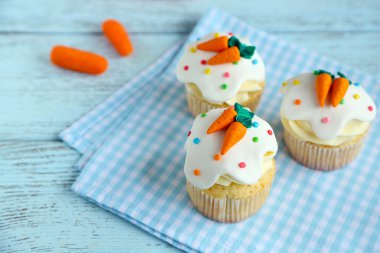 Peçete üzerinde Paskalya kek