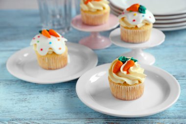 Paskalya kek ile kompozisyon