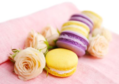 Taze bademli kurabiye ve gül pembe peçete üzerinde 