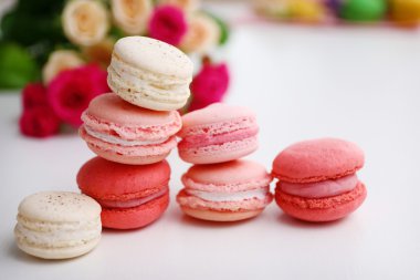 Beyaz gül ile macaroons 