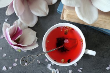 Bir fincan çay ve çiçek.