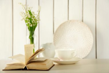 Beyaz sofra ile açık kitap 