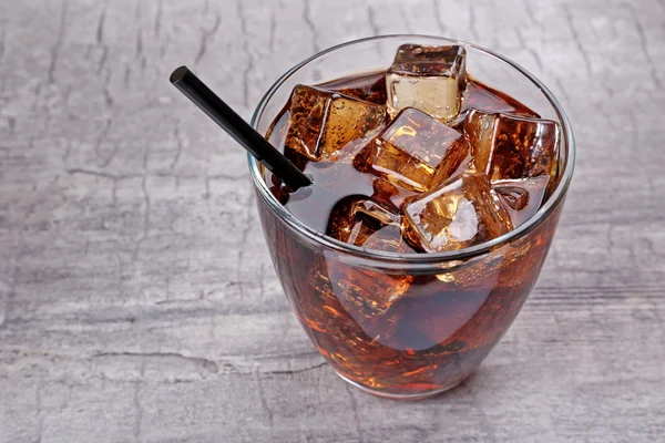 Copo de cola com gelo — Fotografia de Stock