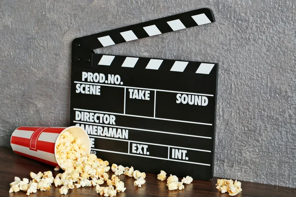 Кинохлопок и попкорн — стоковое фото