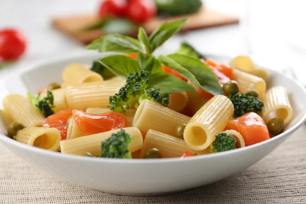 Bord pasta met zalm — Stockfoto