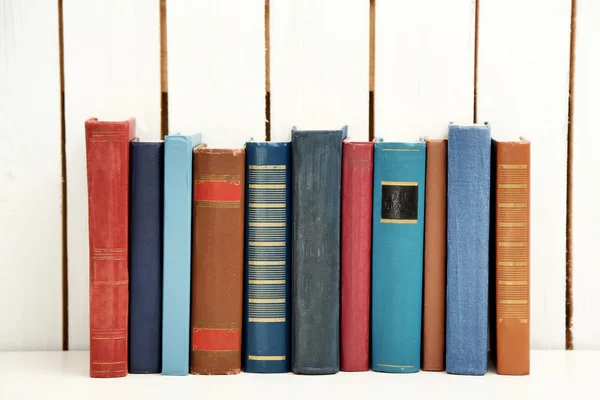 Büchersammlung auf Holz — Stockfoto