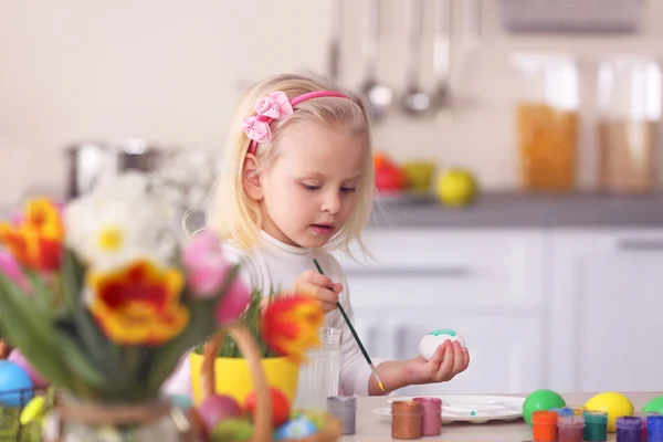 Little girl painting Easter eggs — Stock Photo, Image