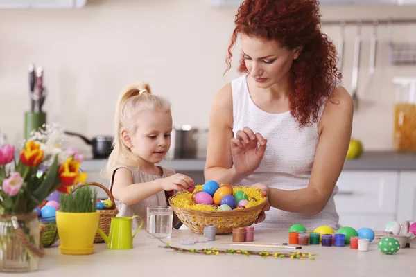 Mother and daughter decorating Easter eggs — Stock Photo, Image