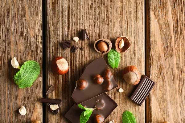 みじん切りミントとヘーゼル ナッツ チョコレート ・ バー — ストック写真