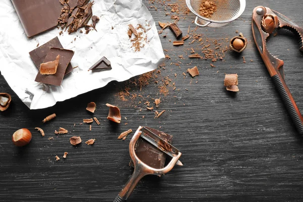 Кусочки шоколада с кухонными инструментами — стоковое фото