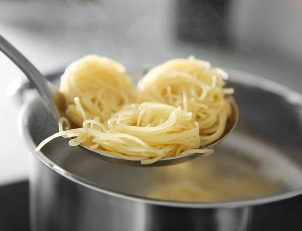 Spaghetti in strainer over — Stock Photo, Image