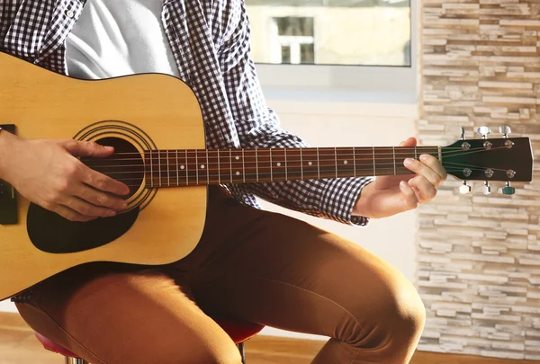 Homem tocando guitarra acústica — Fotografia de Stock