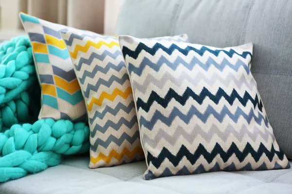 Almohadas con estilo en el sofá — Foto de Stock