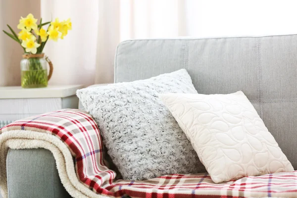 Стильные подушки на диване — стоковое фото