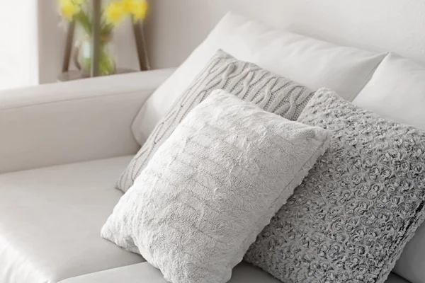 Стильні подушки на дивані — стокове фото